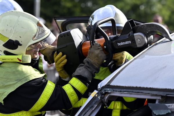 Des pompiers réalisent une opération de désincarcération de victime lorsque cette dernière se retrouve piégée dans son véhicule après un accident de la route .