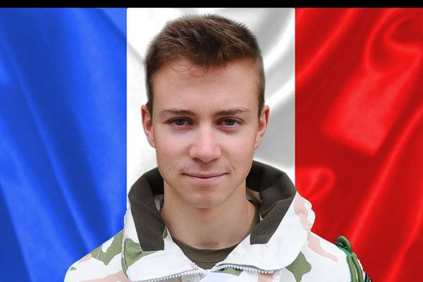 Antoine Serre, 22 ans, figure parmi les 13 soldats tués lundi 25 novembre au Mali. Il a vécu une partie de son enfance à Charbonnières-les-Varennes, dans le Puy-de-Dôme.