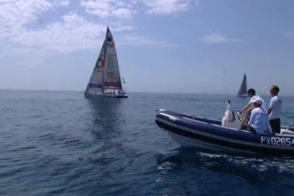 Le skipper thomas Coville a décidé de vivre de l'extérieur à bord d'un zodiac les 3 manches de Gruissan.
