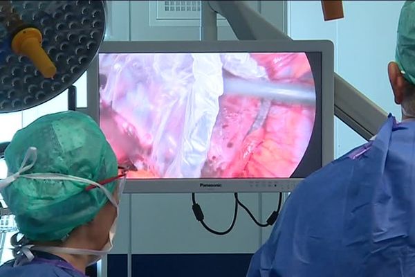 Depuis 9 ans, une équipe pluridisciplinaire est spécialisée pour la prise en charge des patientes souffrant d’endométriose à Bordeaux. 