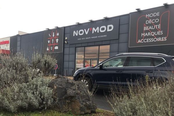 Défi Mode a changé de nom au début de l'année pour s'appeler Nov'Mod. Il reste une soixantaine de magasins en France dont 3 en Haute-Loire.