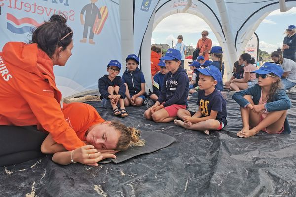 Sur la plage des Minimes, à La Rochelle, les enfants de 7 à 12 ans viennent apprendre les gestes de premiers secours au cours de l'opération "Mini sauveteurs".