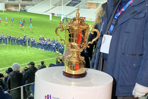 Le trophée est resté au sec dans la tribune officielle...