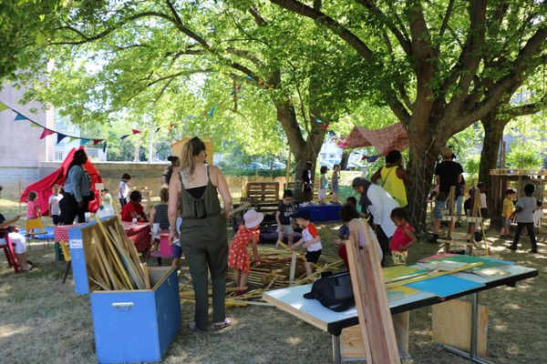 Comme ils l'ont fait auparavant dans le quartier de Belle-Beille à Angers, les animateurs proposeront des constructions de cabane au Clos Toreau, à Nantes.