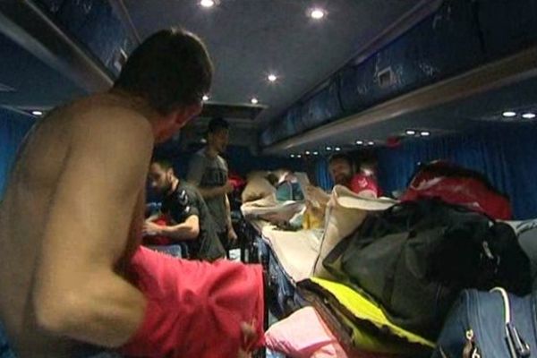 Les diables Rouges dorment dans leur car pour aller d'un match à l'autre.