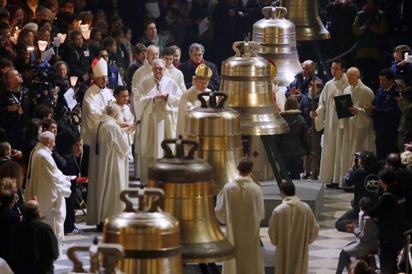 Les neuf nouvelles cloches de Notre-Dame de Paris lors de leur bénédiction. 