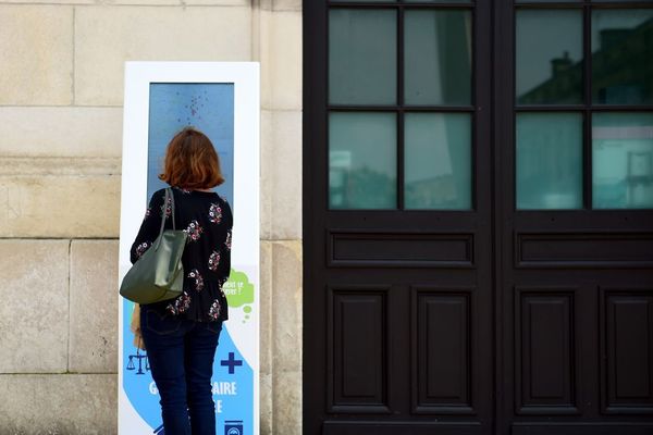 Une femme teste la borne installée devant la gare Saint-Jean à Bordeaux 