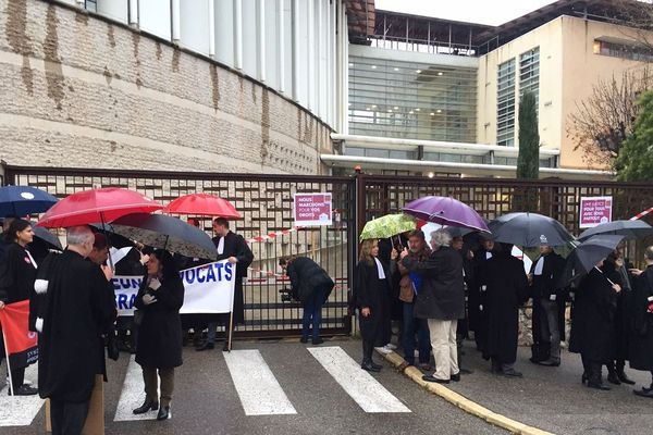 Les avocats bloquent l'entrée du Palais de Justice de Grasse pour protester contre la réforme de la justice.