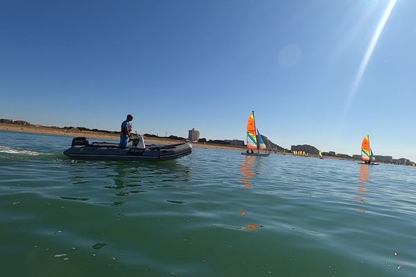 Elouan est moniteur de voile pendant les vacances d'été