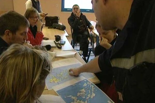 Réunion de travail à Cherbourg avant le départ de trois pompiers humanitaires de Normandie pour les Philippines