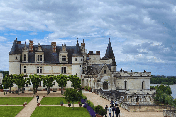 Le château royal d’Amboise surplombe la Loire.