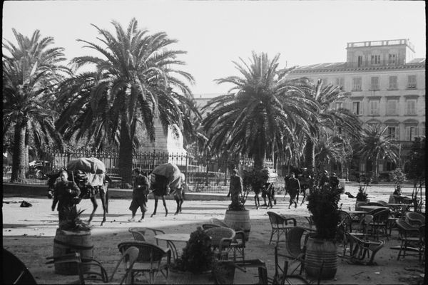 Des soldats du 2e groupe de Tabors marocains sur la place Saint-Nicolas, à Bastia, lors de la libération de la ville.