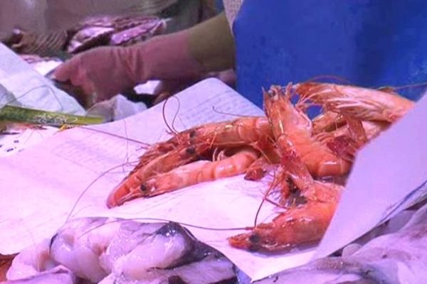  Gambas et baudroies prises d'assaut aux halles de Sête .