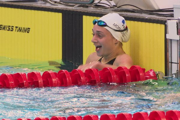 Léane Morceau savoure sa performance avant de sortir du bassin lors d'une épreuve de la coupe du monde de para natation, en juin 2024, à Limoges.