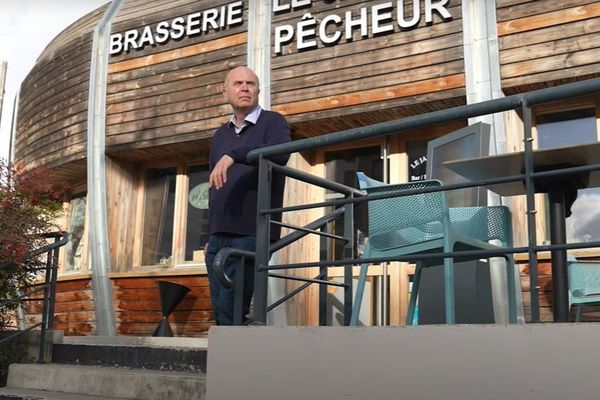 Pierre Maly devant son restaurant Le Jardin Pêcheur à Bordeaux.