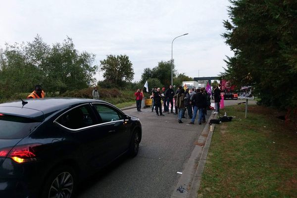 Un barrage filtrant devant le dépôt pétrolier de Coignières, dans les Yvelines, le 25 septembre 2017.