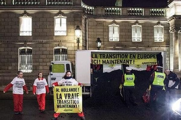 En déversant cinq tonnes de charbon devant l'Elysée, Greenpeace réclame un objectif de 45% d'energies renouvelables en Europe d'ici 2030.