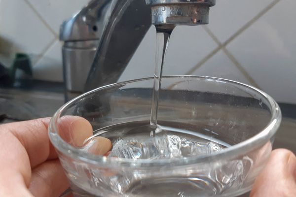 Les habitants de 14 communes de la Vienne ne peuvent plus consommer leur eau du robinet, qui est "au-delà de la limite de qualité fixée par la règlementation", selon la préfecture.