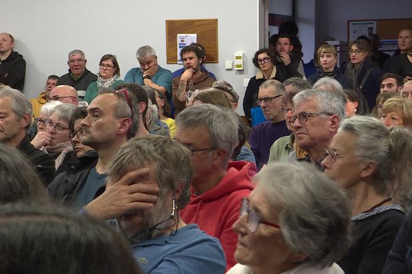 Alors que l'enquête publique du projet de ferme de 3100 bovins à Peyrilhac se termine ce 12 avril 2024, la confédération paysanne et l'association Terre de Liens organisaient hier une réunion publique. La salle comble, riverains, agriculteurs, élus et porteur de projet ont pu s'exprimer calmement.