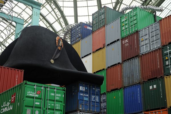 "Empires", une oeuvre de Huang Yong Ping, installée lors de l'exposition Monumenta, au Grand-Palais, à Paris, en 2016.