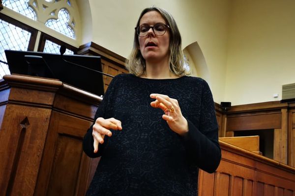 Fanny Petit-Maillot est l'une des quatre interprètes professionnelles en langue des signes qui interviennent pour le procès du meurtre de Caroline Pirson devant la cour d'assises de Laon dans l'Aisne.