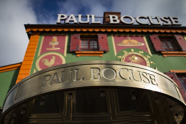 Deux ans presque jour pour jour après la disparition de Paul Bocuse, son restaurant mythique des bords de Saône se voit retirer sa troisième étoile au Guide Michelin. Le groupe Bocuse, comme le guide rouge, n'étaient pas joignables pour confirmer l'information.