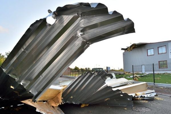 La toiture d'une entreprise, arrachée, à Achicourt.