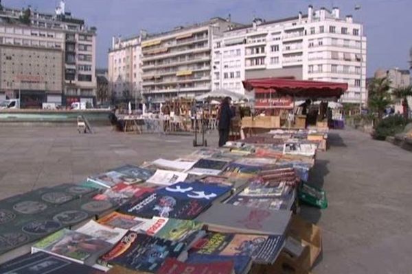 Stands de bouquins l'an dernier à la même foire, place de la République.