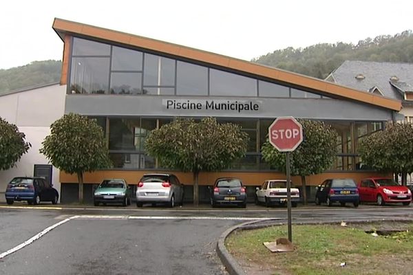 La facade de la piscine couverte et chauffée de Bort Les Orgues.