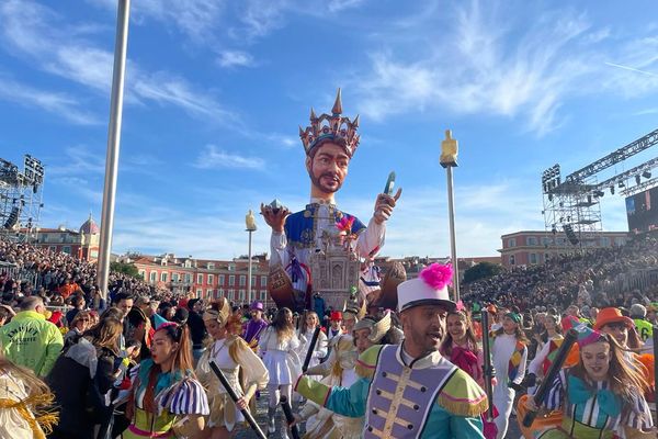 Le Roi du Carnaval de Nice version 2023, tient dans sa main les trésors du monde.