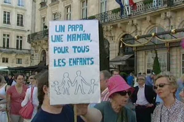 Plusieurs centaines de personnes ont manifesté mercredi à Bordeaux contre le projet de loi du Mariage pour tous.