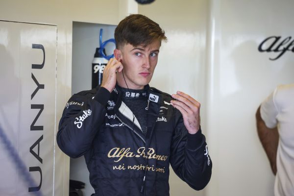 Théo Pourchaire, concentré, pour la dernière course de sa saison de Formule 2 à Abu Dhabi