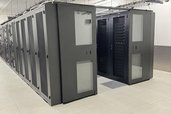 La data center HDC34 a ouvert ses portes à France 3 Occitanie pour une visite d'un lieu ultra-sécurisé.