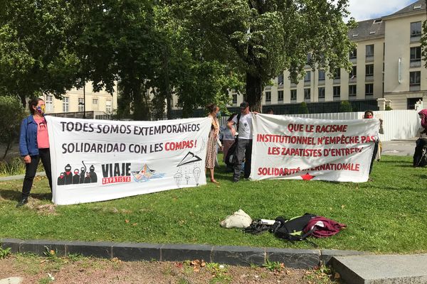 Des manifestants se sont rassemblés devant la préfecture de Nantes pour militer en faveur des droits des Zapatistes. 