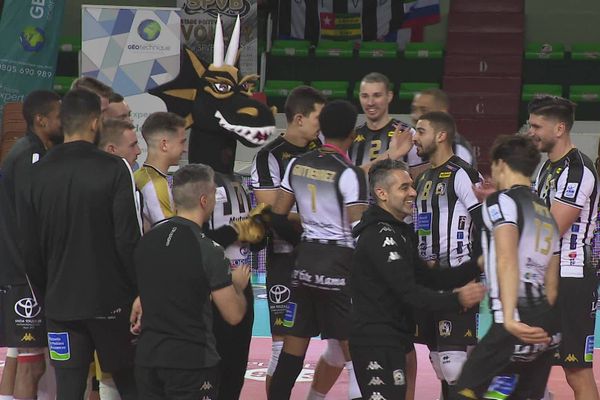 La joie des volleyeurs poitevins après leur victoire contre Nantes-Rezé.