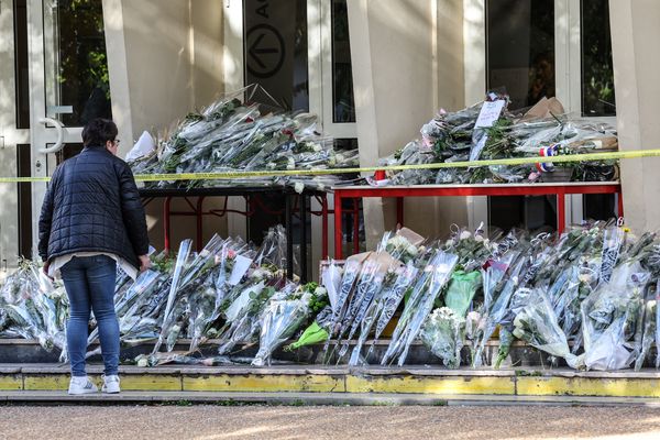 De nombreux rassemblements en hommage aux victimes de l'attaque au couteau du lycée d'Arras se tiendront Lundi 16 octobre dans toute la France (ici le lycée Gambetta d'Arras, le 14 octobre).