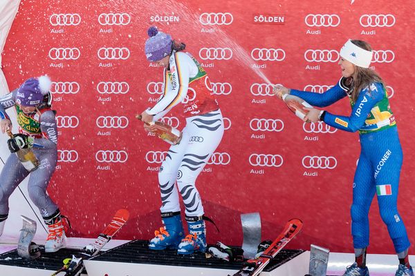 Tessa Worley, Viktoria Rebensburg et Manuela Moelgg célèbrent leur podium à l'issue de l'épreuve féminine, qui a pu se tenir samedi 28 octobre à Solden, en Autriche. 