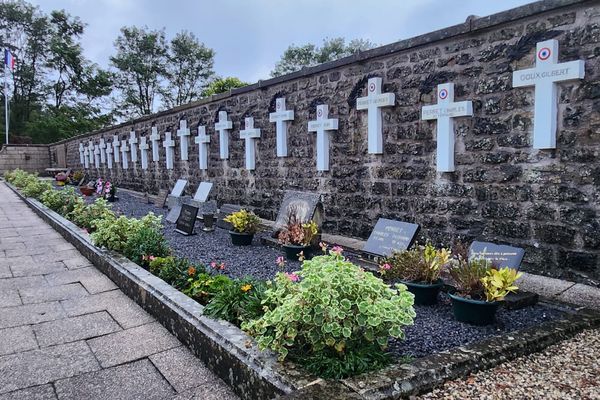 Le mémorial d'Étobon, situé à côté du cimetière de ce village de 300 habitants. le 27 septembre 1944, 1 habitant sur 6 était fusillé par une colonne de cosaques nazis.