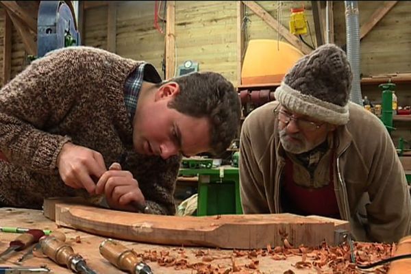 La famille Herrou sculpte ses instruments de musique