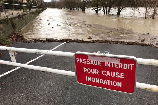 A Carcassonne, l'Aude est sortie de son lit ce lundi, inondant le parking situé sur ses berges