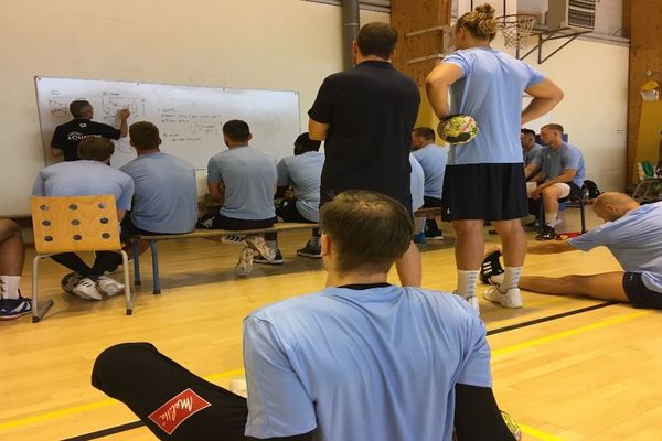 L'équipe du C'Chartres Métropole Handball à l'entraînement (saison 2019/2020)