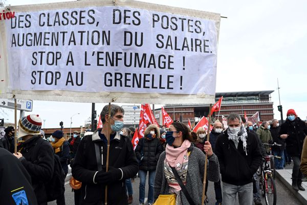 Des manifestations regroupant enseignants, infirmières scolaires et étudiants étaient organisées dans toutes les grandes villes de France ce mardi 26 janvier 2021.