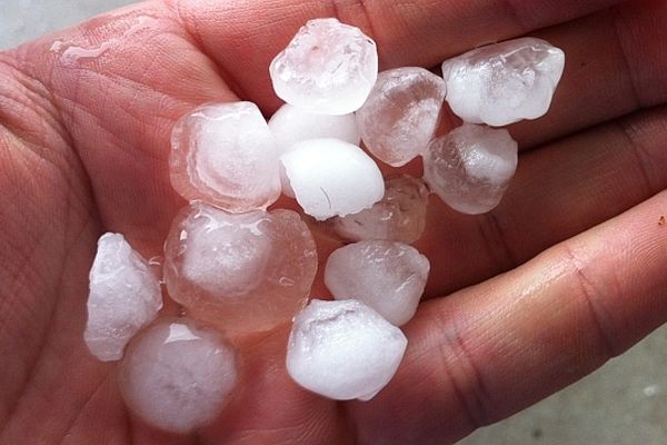 Un orage de grêle s'est abattu sur l'agglomération dijonnaise vers 18h jeudi 2 mai 2013.