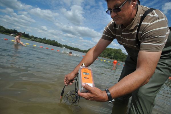 La zone de baignade de l'Île Charlemagne à Saint-Jean-le-Blanc. Le contrôle de la température fait partie des examens pour classifier la qualité de l'eau.