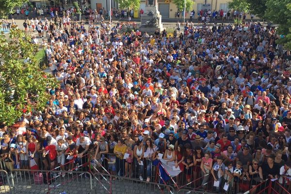 Un millier de personne est déjà présent place de la mairie pour accueillir le héro. 