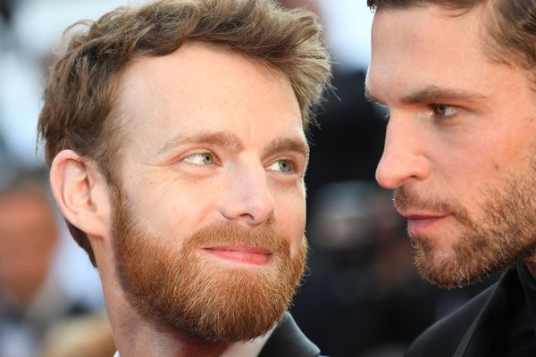 Le nancéien Antoine Reinartz (à gauche) et Arnaud Valois, acteurs du film "120 battements par minute" sur le tapis rouge de Cannes, le 28 mai 2017.  