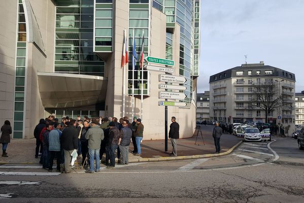 Une cinquantaine d'agriculteurs présents devant les locaux de la SAF