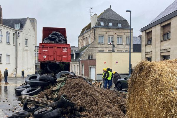 Les agriculteurs de la Coordination rurale ont déversé quatre bennes à Arras (Pas-de-Calais).