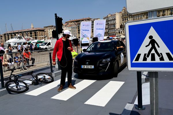 Ne pas ralentir à proximité des piétons, une incivilité courante mise en scène par "La comédie humaine" à Marseille en mai 2022 pour sensibiliser la population.