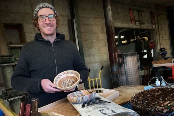 Guillaume Corcaud transforme des anciennes planches à roulettes qu'il récupère
